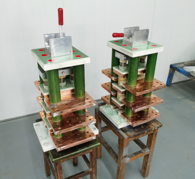 一種中頻爐用直流旋轉(zhuǎn)銅牌式隔離開關(guān)